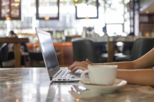 private computer lesosns at a cafe